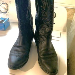 Black Ariat cowboy boots